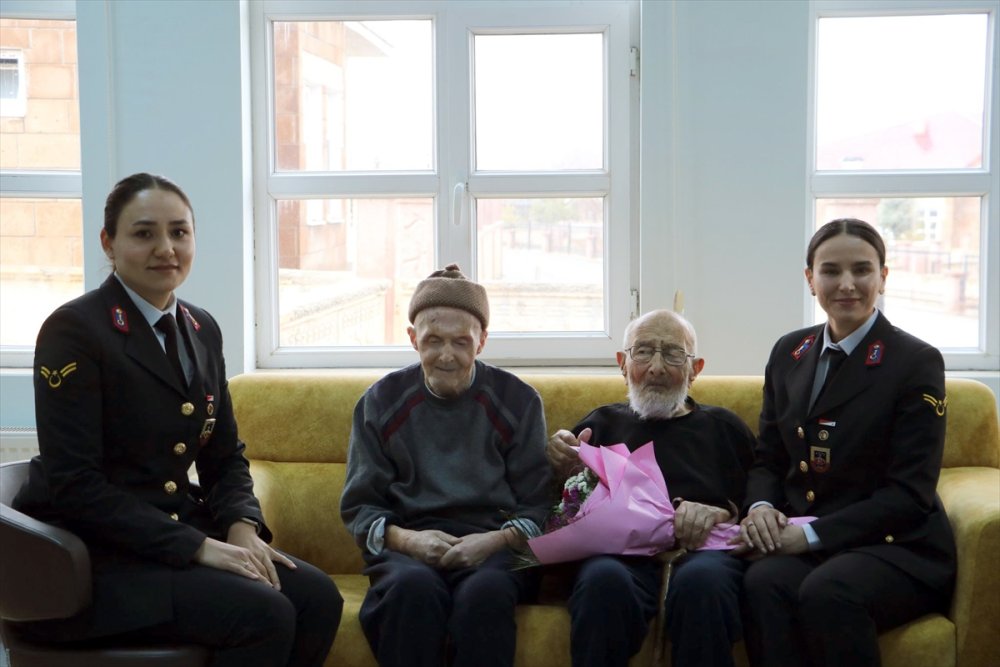 Bitlis'te jandarma personeli yaşlıları ziyaret etti