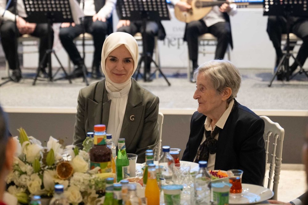 Geleneksel Darülaceze İftarı'nda yüzler gülüyordu: