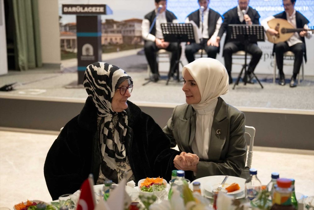 Geleneksel Darülaceze İftarı'nda yüzler gülüyordu: