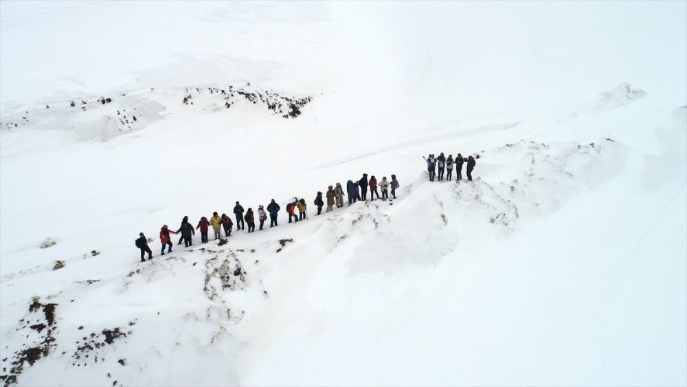 Muş'ta doğaseverler karla kaplı Kurtik Dağı'na tırmandı