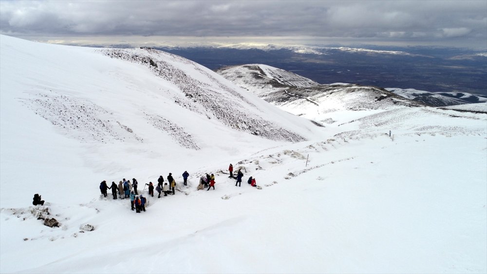 Muş'ta doğaseverler karla kaplı Kurtik Dağı'na tırmandı