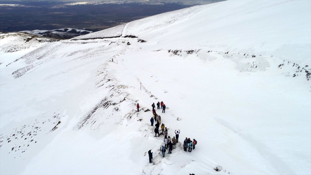 Muş'ta doğaseverler karla kaplı Kurtik Dağı'na tırmandı