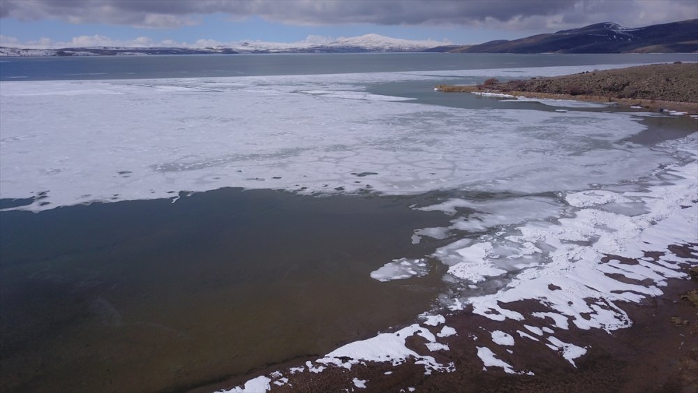Havalar ısınınca Bitlis'te Nazik Gölü'nde buzlar kısmen çözüldü