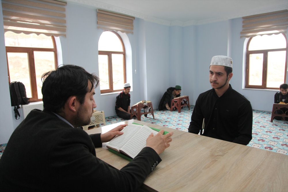 Bitlis'teki 3 öğrenci  alkışı hakettiler. 4 ayda hafız oldu