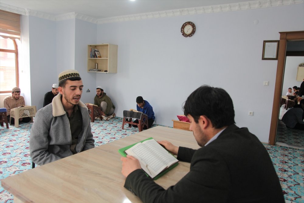 Bitlis'teki 3 öğrenci  alkışı hakettiler. 4 ayda hafız oldu