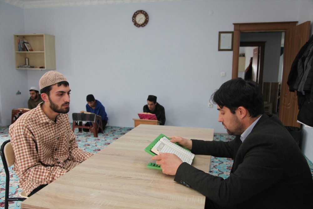 Bitlis'teki 3 öğrenci  alkışı hakettiler. 4 ayda hafız oldu
