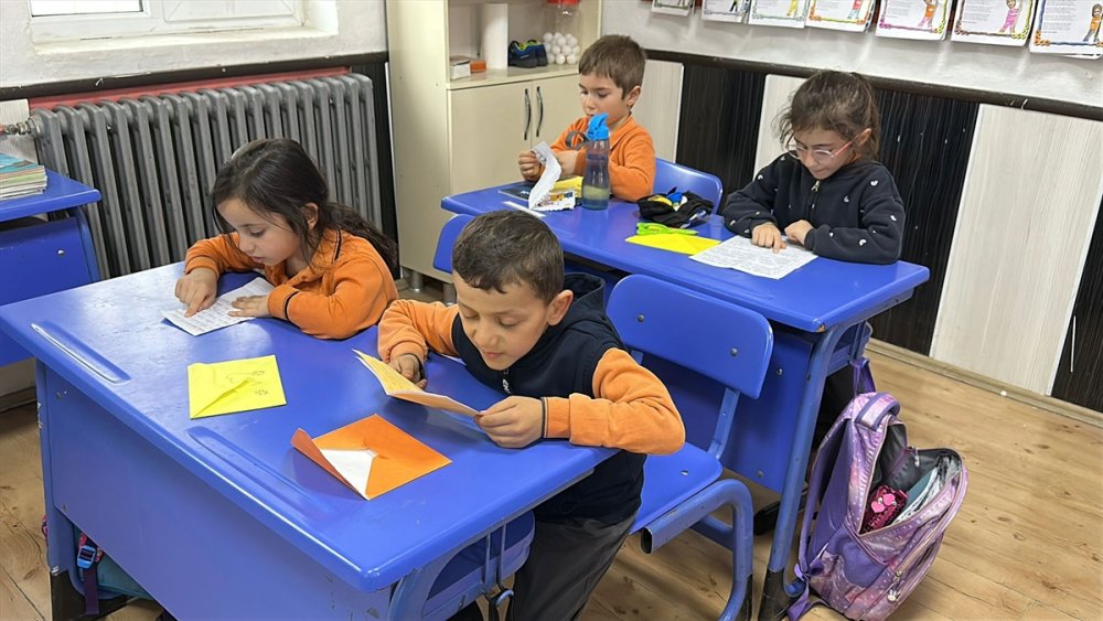 Çorum'da ilkokul öğrencileri birbirlerine dronla mektup gönderiyor