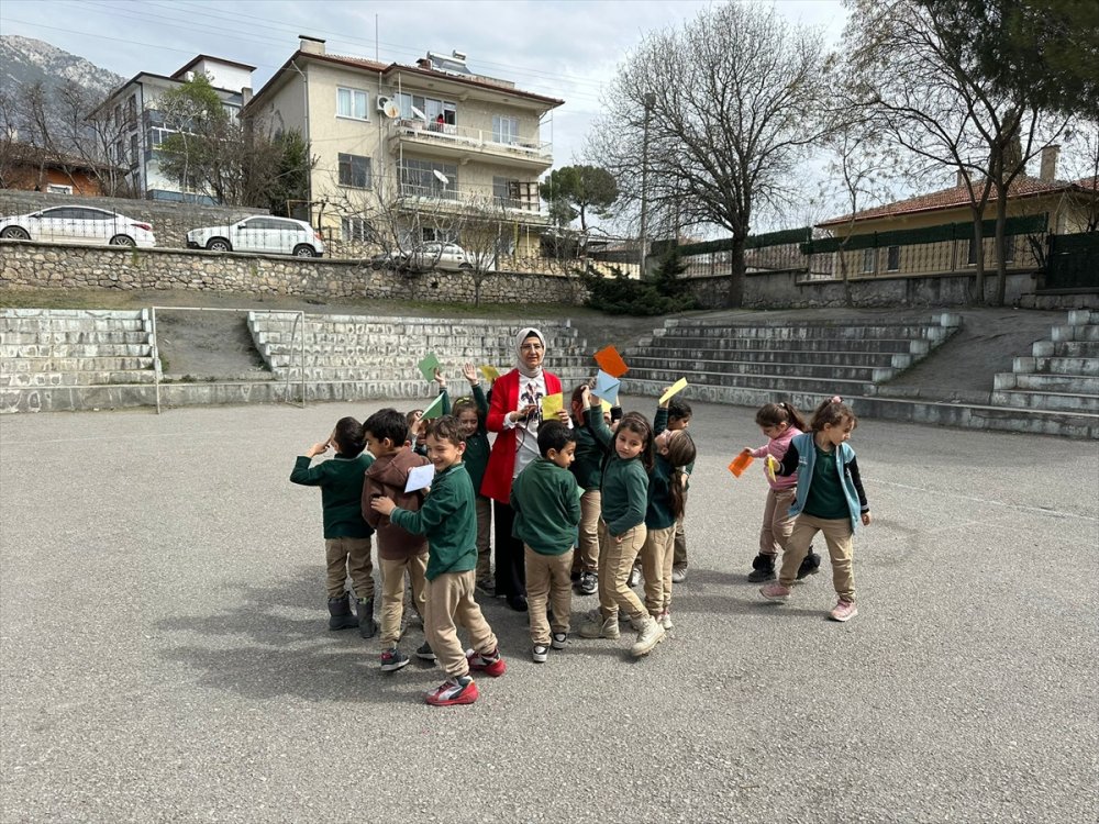 Çorum'da ilkokul öğrencileri birbirlerine dronla mektup gönderiyor