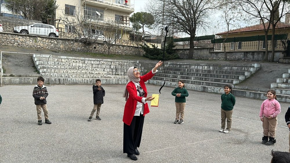Çorum'da ilkokul öğrencileri birbirlerine dronla mektup gönderiyor