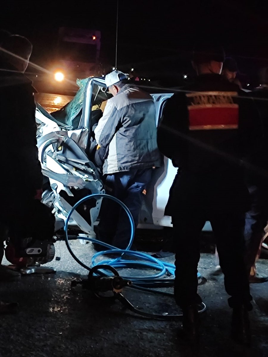 Afyonkarahisar'da iki otomobilin çarpışması sonucu baba kız öldü, 4 kişi yaralandı