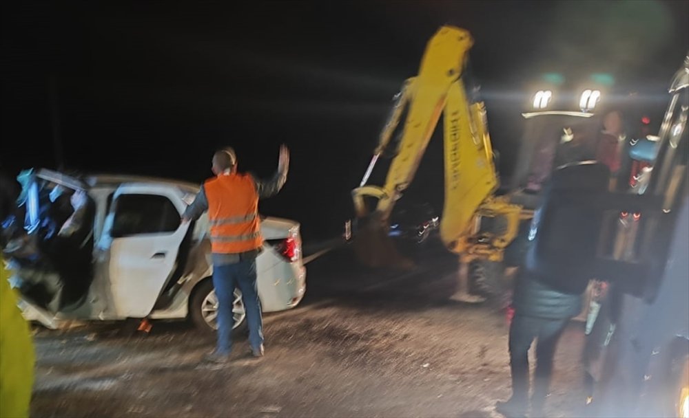 Afyonkarahisar'da iki otomobilin çarpışması sonucu baba kız öldü, 4 kişi yaralandı