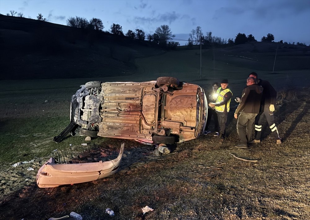 Kastamonu’nun Devrekani ilçesinde devrilen otomobildeki 5 kişi yaralandı