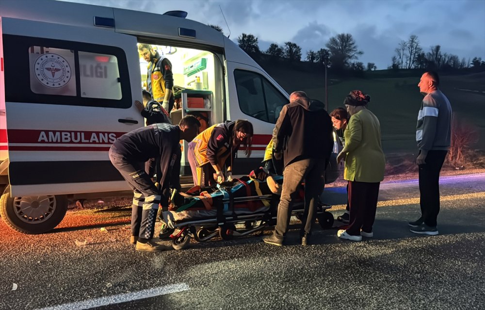 Kastamonu’nun Devrekani ilçesinde devrilen otomobildeki 5 kişi yaralandı