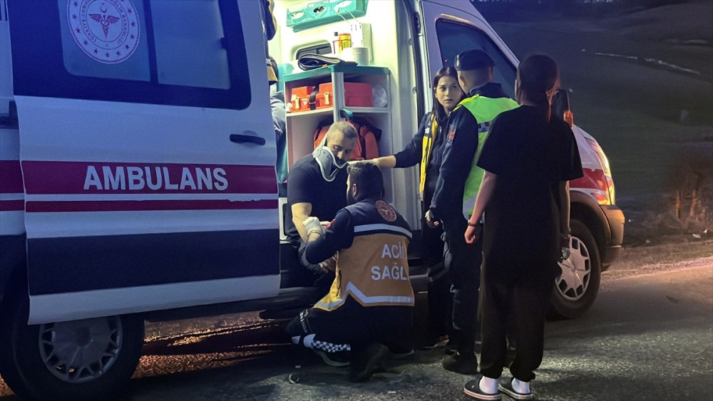 Kastamonu’nun Devrekani ilçesinde devrilen otomobildeki 5 kişi yaralandı