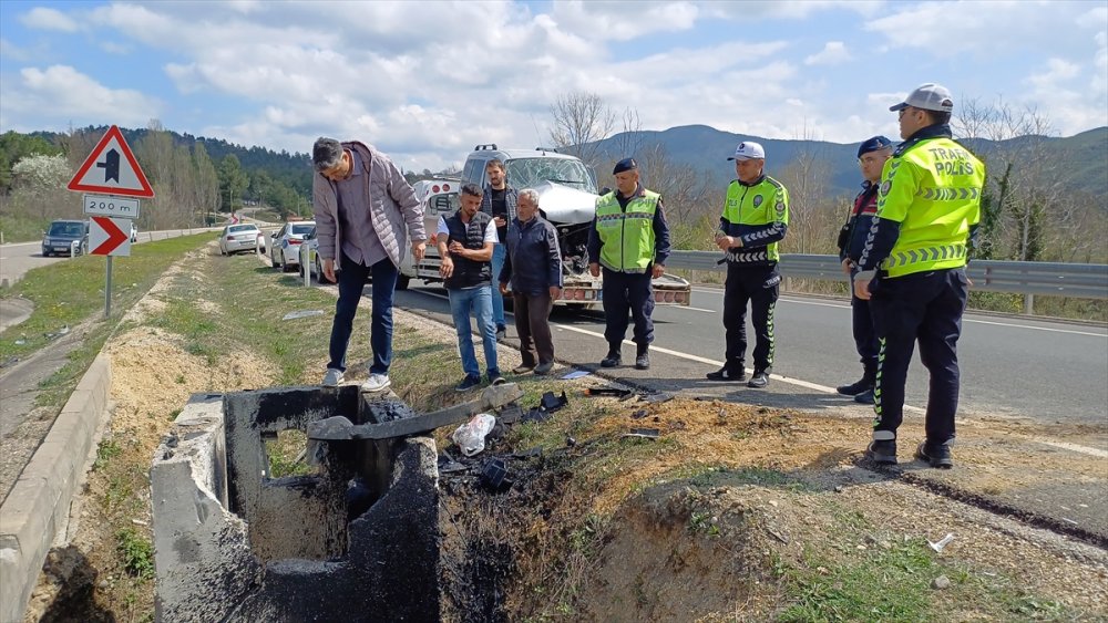 Safranbolu’da beton menfeze çarpan hafif ticari araçta 1'i ağır 3 kişi yaralandı