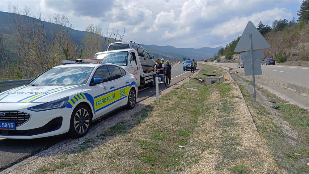 Safranbolu’da beton menfeze çarpan hafif ticari araçta 1'i ağır 3 kişi yaralandı