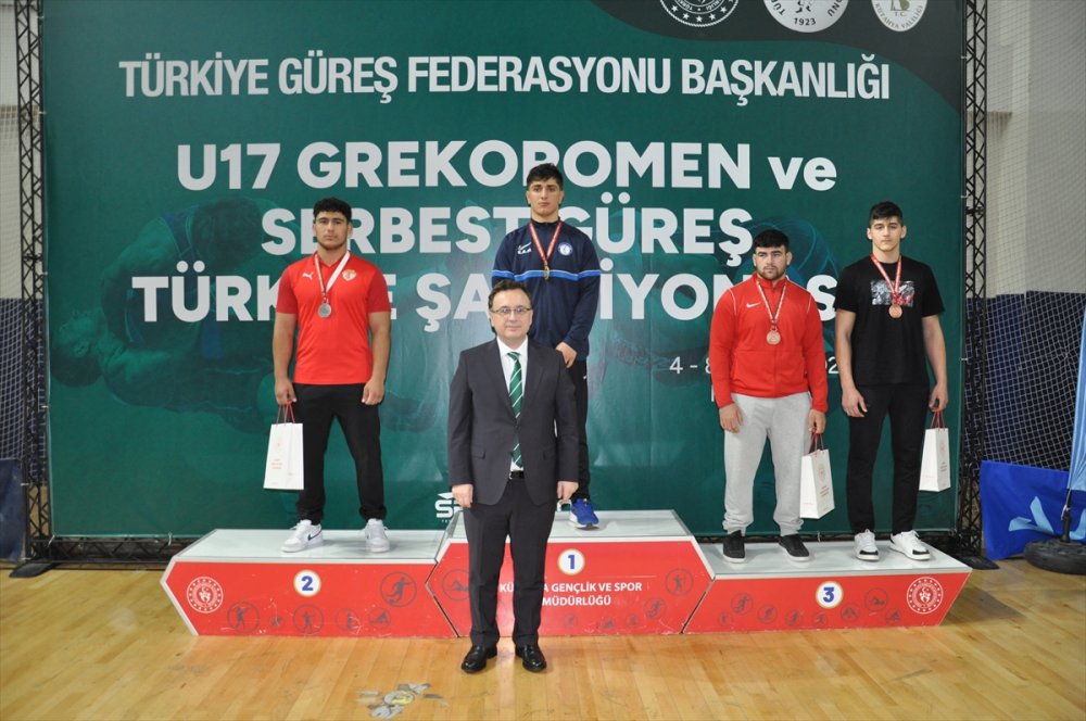 17 Yaş Altı Türkiye Güreş Şampiyonası'nda dereceye giren sporculara madalyaları verildi.