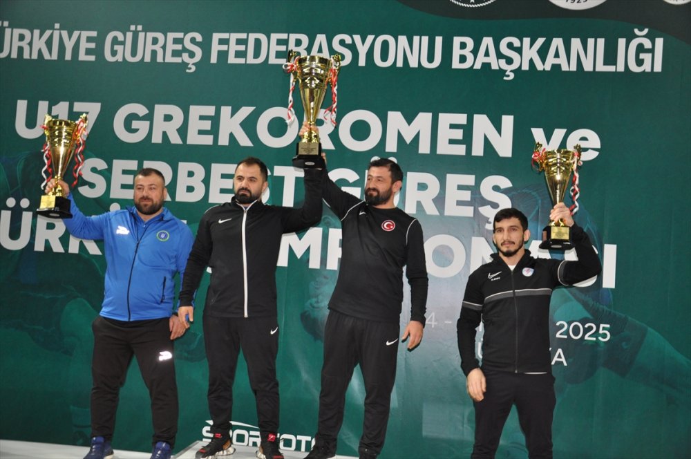 17 Yaş Altı Türkiye Güreş Şampiyonası'nda dereceye giren sporculara madalyaları verildi.