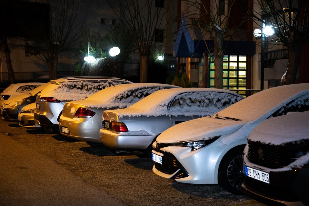 Başkent Ankara'nın yüksek kesimlerinde kar yağışı etkili oldu