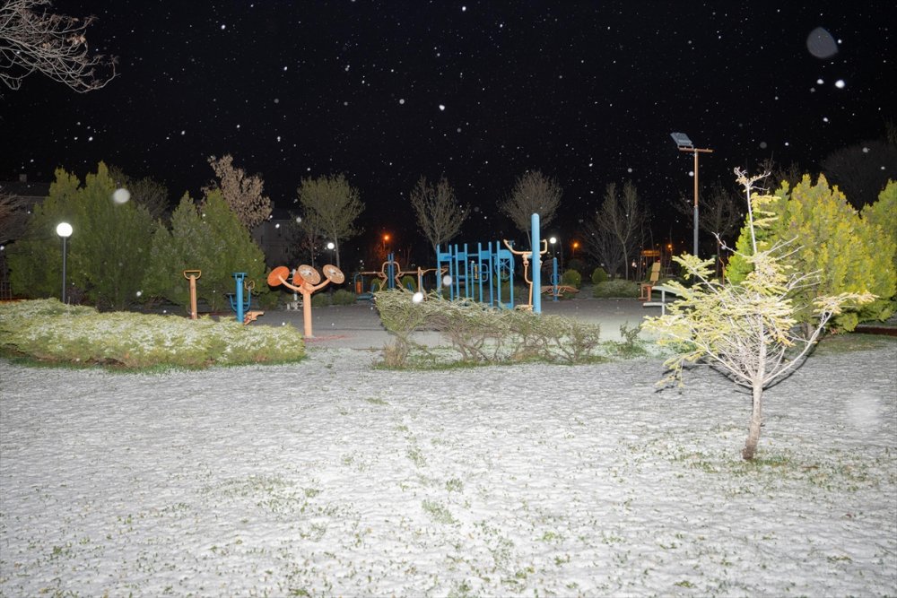 Başkent Ankara'nın yüksek kesimlerinde kar yağışı etkili oldu