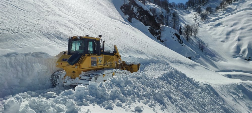 Borçka’da çığ nedeniyle kapanan 6 köy yolu ulaşıma açıldı