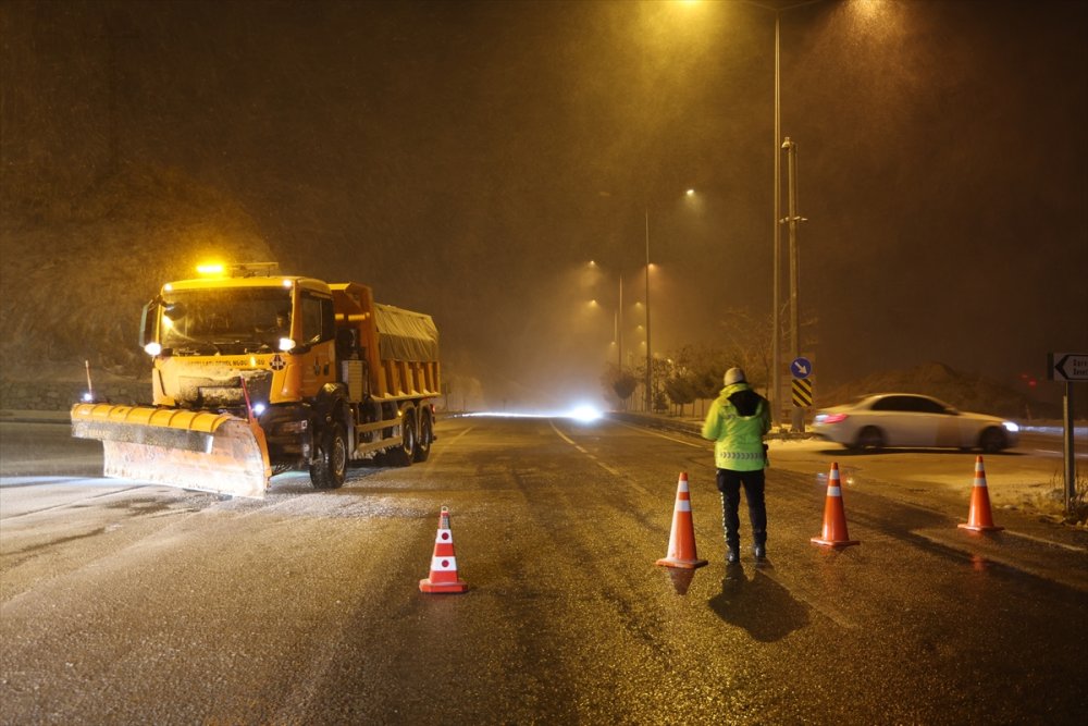 Kar nedeniyle kapanmıştı. Kayseri-Malatya ve Kayseri-Kahramanmaraş kara yolları yeniden ulaşıma açıldı