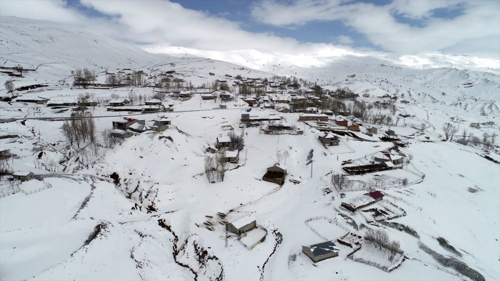Muş'ta bazı köylerde kar kalınlığı 20 santimetreye ulaştı