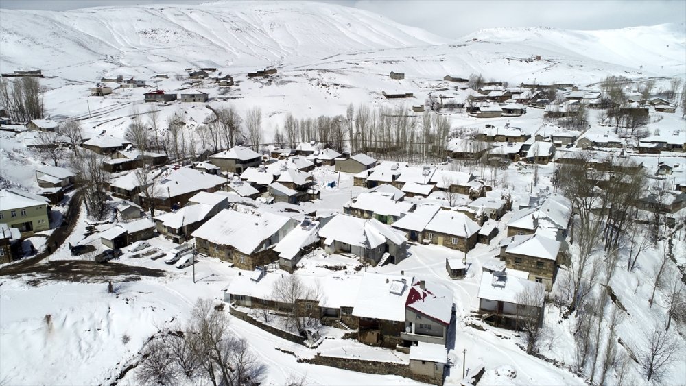 Muş'ta bazı köylerde kar kalınlığı 20 santimetreye ulaştı