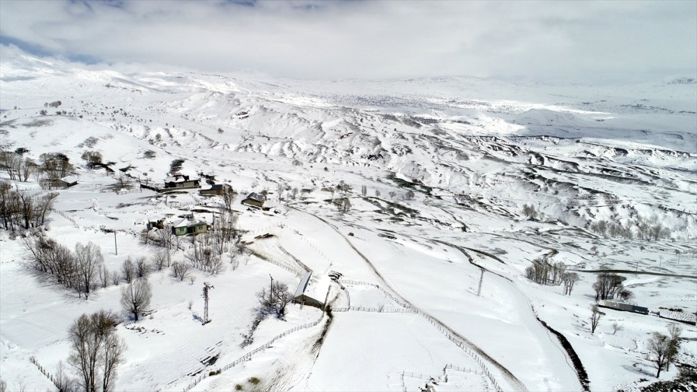 Muş'ta bazı köylerde kar kalınlığı 20 santimetreye ulaştı