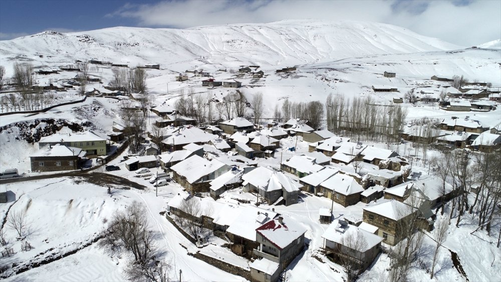 Muş'ta bazı köylerde kar kalınlığı 20 santimetreye ulaştı