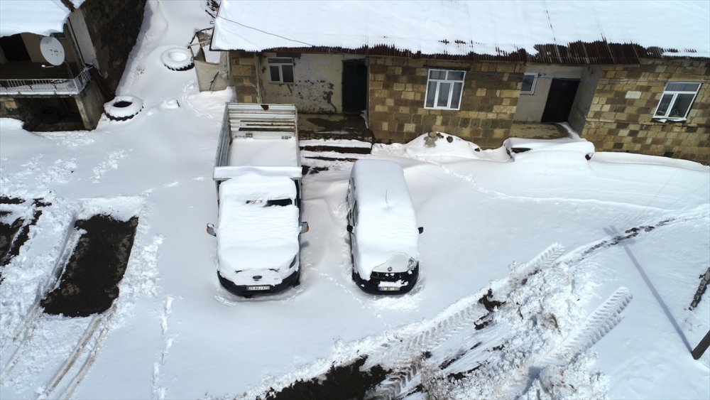 Muş'ta bazı köylerde kar kalınlığı 20 santimetreye ulaştı