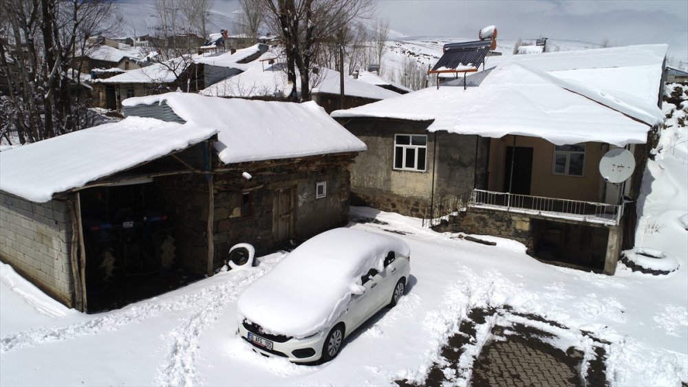 Muş'ta bazı köylerde kar kalınlığı 20 santimetreye ulaştı