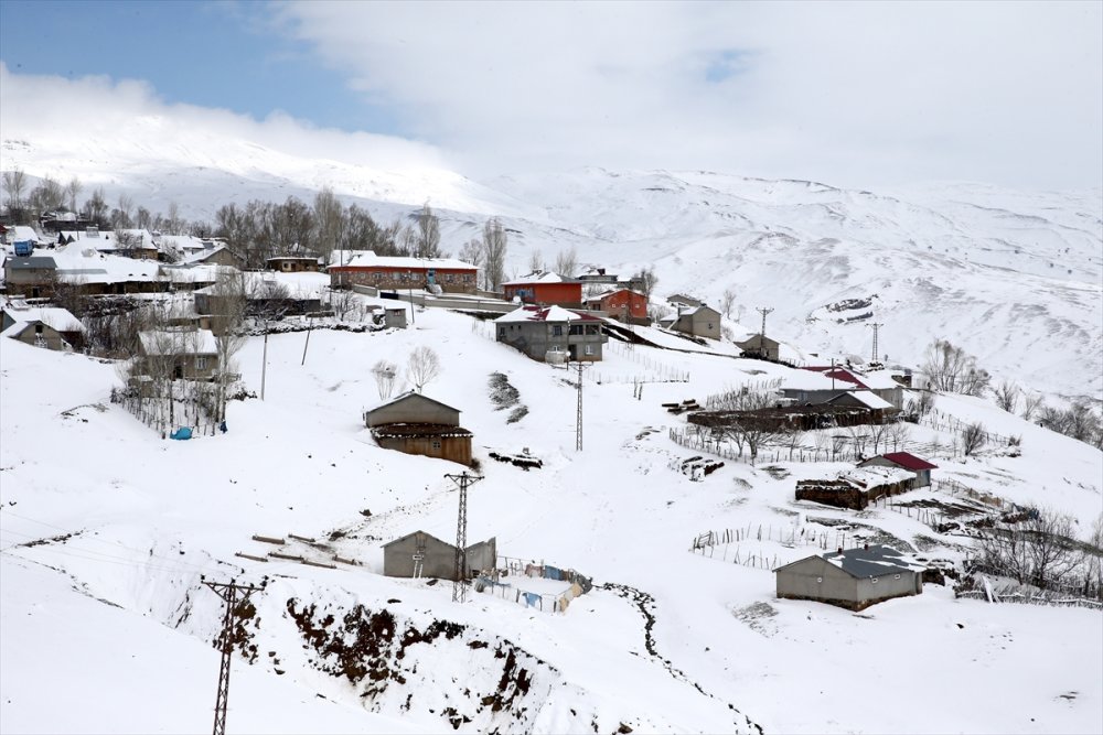 Muş'ta bazı köylerde kar kalınlığı 20 santimetreye ulaştı