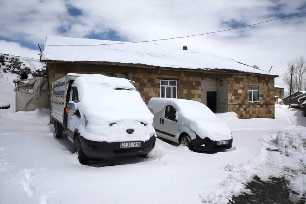 Muş'ta bazı köylerde kar kalınlığı 20 santimetreye ulaştı