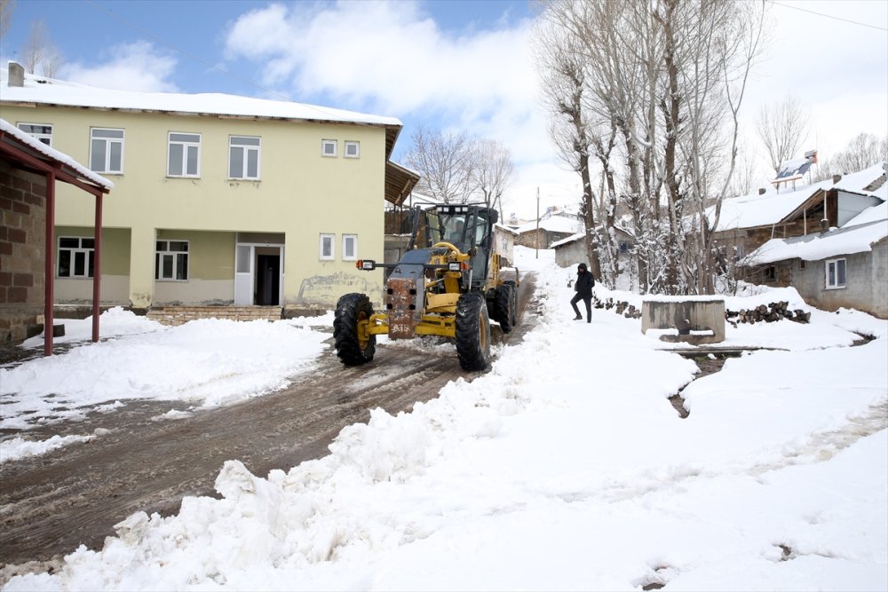 Muş'ta bazı köylerde kar kalınlığı 20 santimetreye ulaştı