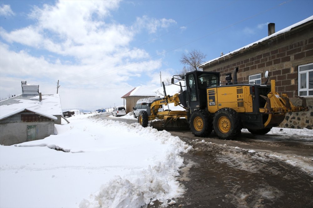 Muş'ta bazı köylerde kar kalınlığı 20 santimetreye ulaştı