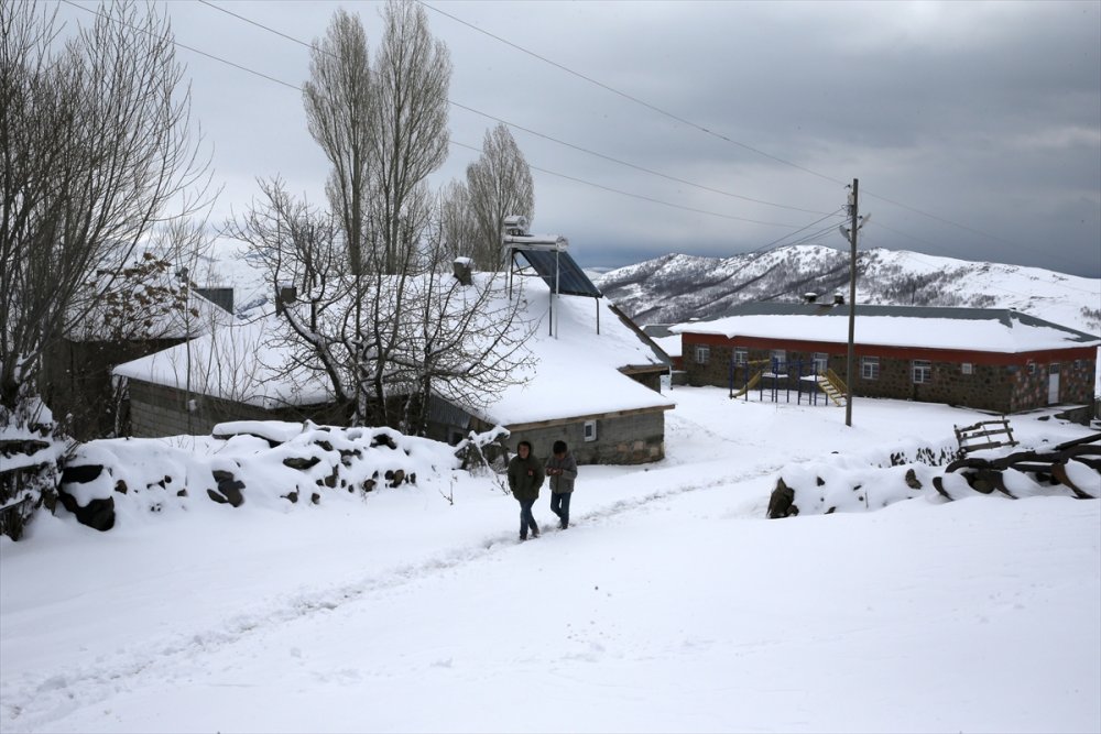 Muş'ta bazı köylerde kar kalınlığı 20 santimetreye ulaştı