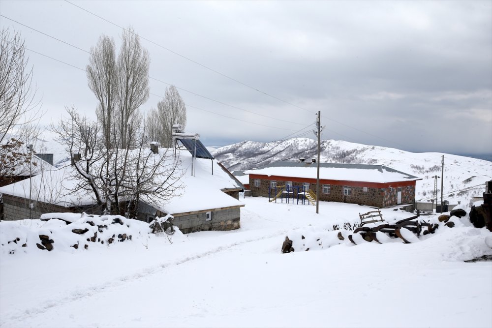 Muş'ta bazı köylerde kar kalınlığı 20 santimetreye ulaştı