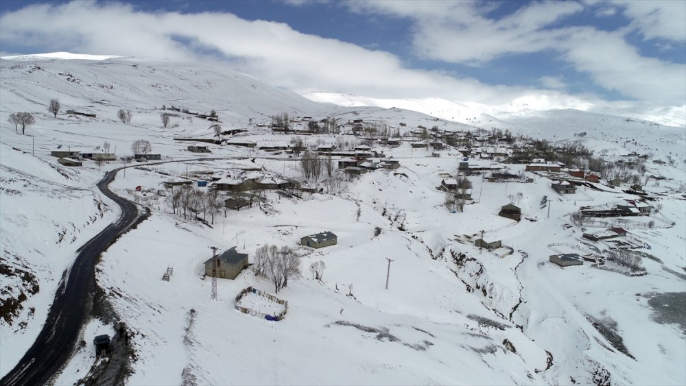 Muş'ta bazı köylerde kar kalınlığı 20 santimetreye ulaştı