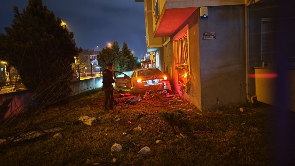 İnegöl’de zincirleme trafik kazasında 3 kişi yaralandı