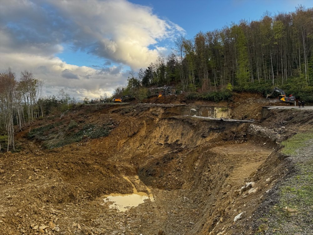 Yoğun yağışlar sonrası Kastamonu-Çatalzeytin kara yolu heyelan nedeniyle ulaşıma kapandı