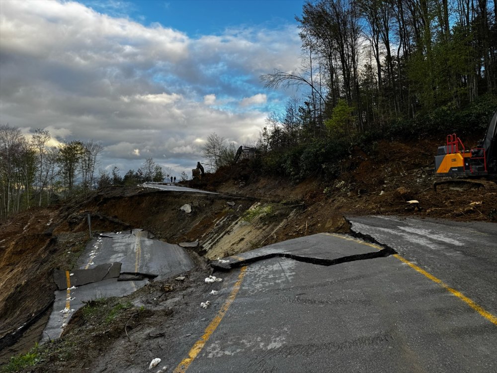Yoğun yağışlar sonrası Kastamonu-Çatalzeytin kara yolu heyelan nedeniyle ulaşıma kapandı