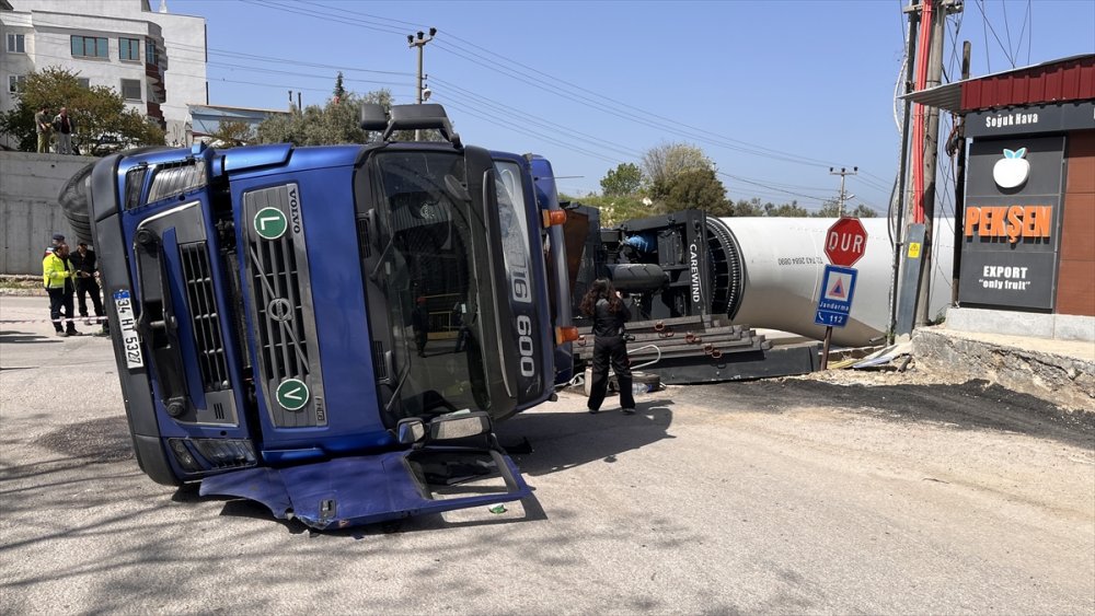 Çanakkale'de rüzgar türbini pervanesi taşıyan tır devrildi