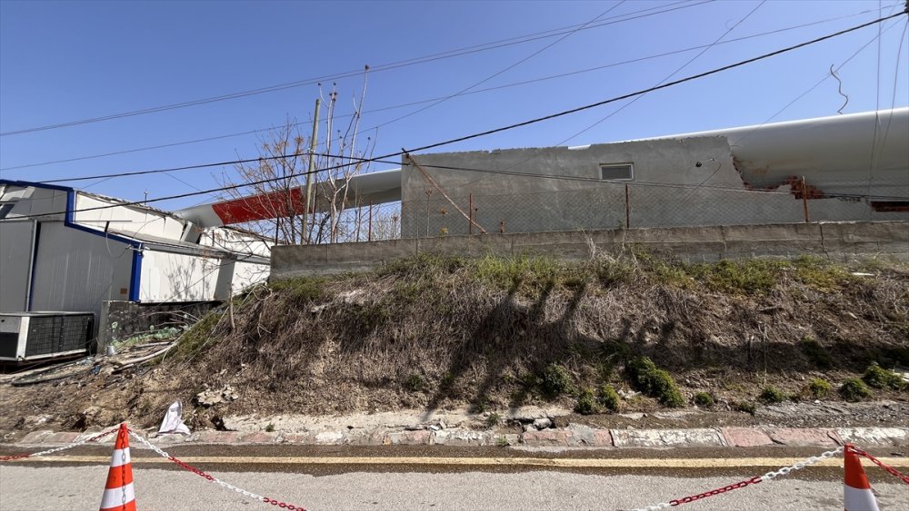 Çanakkale'de rüzgar türbini pervanesi taşıyan tır devrildi