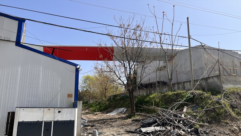 Çanakkale'de rüzgar türbini pervanesi taşıyan tır devrildi