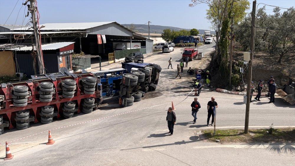 Çanakkale'de rüzgar türbini pervanesi taşıyan tır devrildi