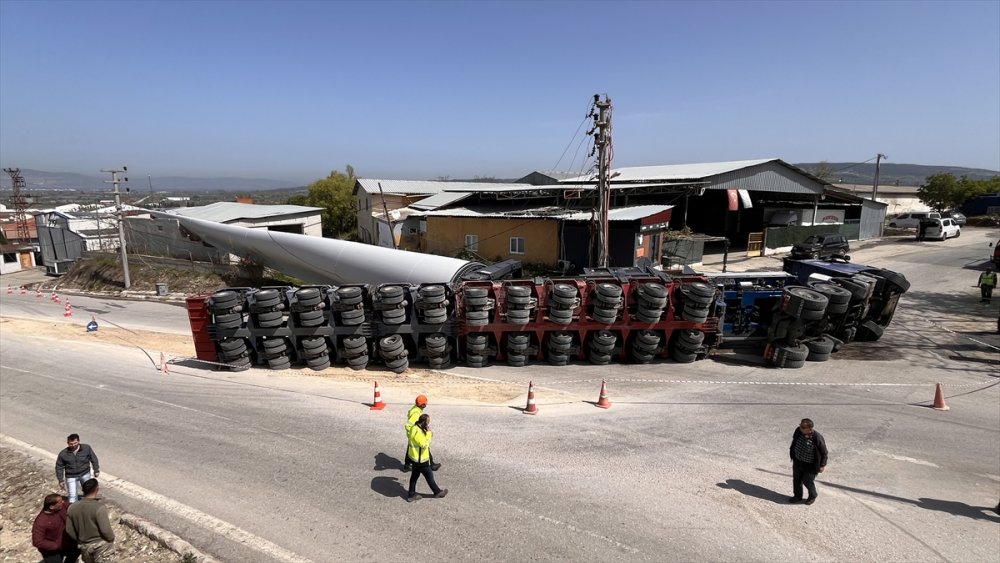 Çanakkale'de rüzgar türbini pervanesi taşıyan tır devrildi
