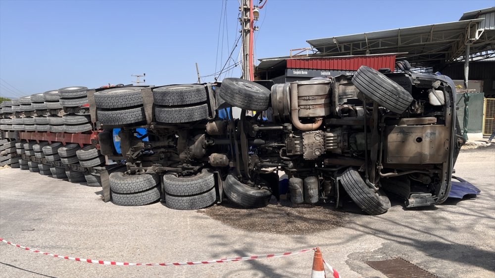 Çanakkale'de rüzgar türbini pervanesi taşıyan tır devrildi