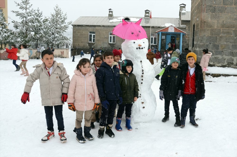 Kar kalınlığının 20 santimetreye ulaştığı Sarıkamış'ta "Kardan Adam Yarışması" düzenlendi