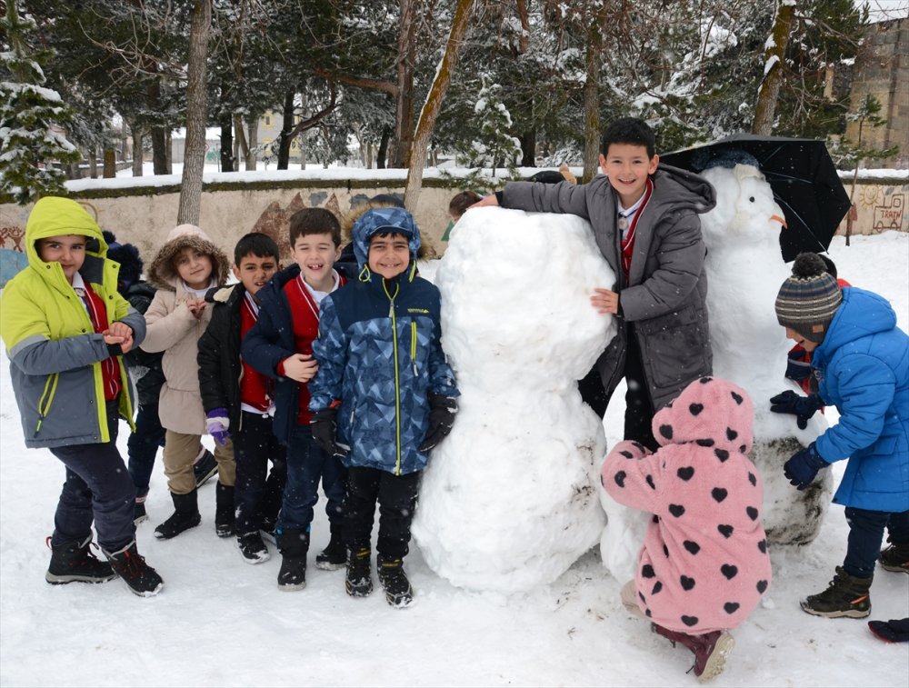 Kar kalınlığının 20 santimetreye ulaştığı Sarıkamış'ta "Kardan Adam Yarışması" düzenlendi